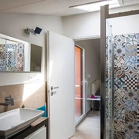 - Uva Bed & Breakfast 3*