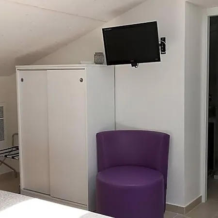 - Uva Bed & Breakfast 3*